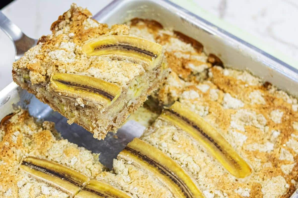 Torta de banana que parece uma cuca mais simples que fica uma delícia
