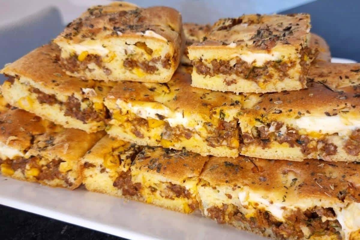 Torta de carne moída com uma massa bem macia e recheio suculento