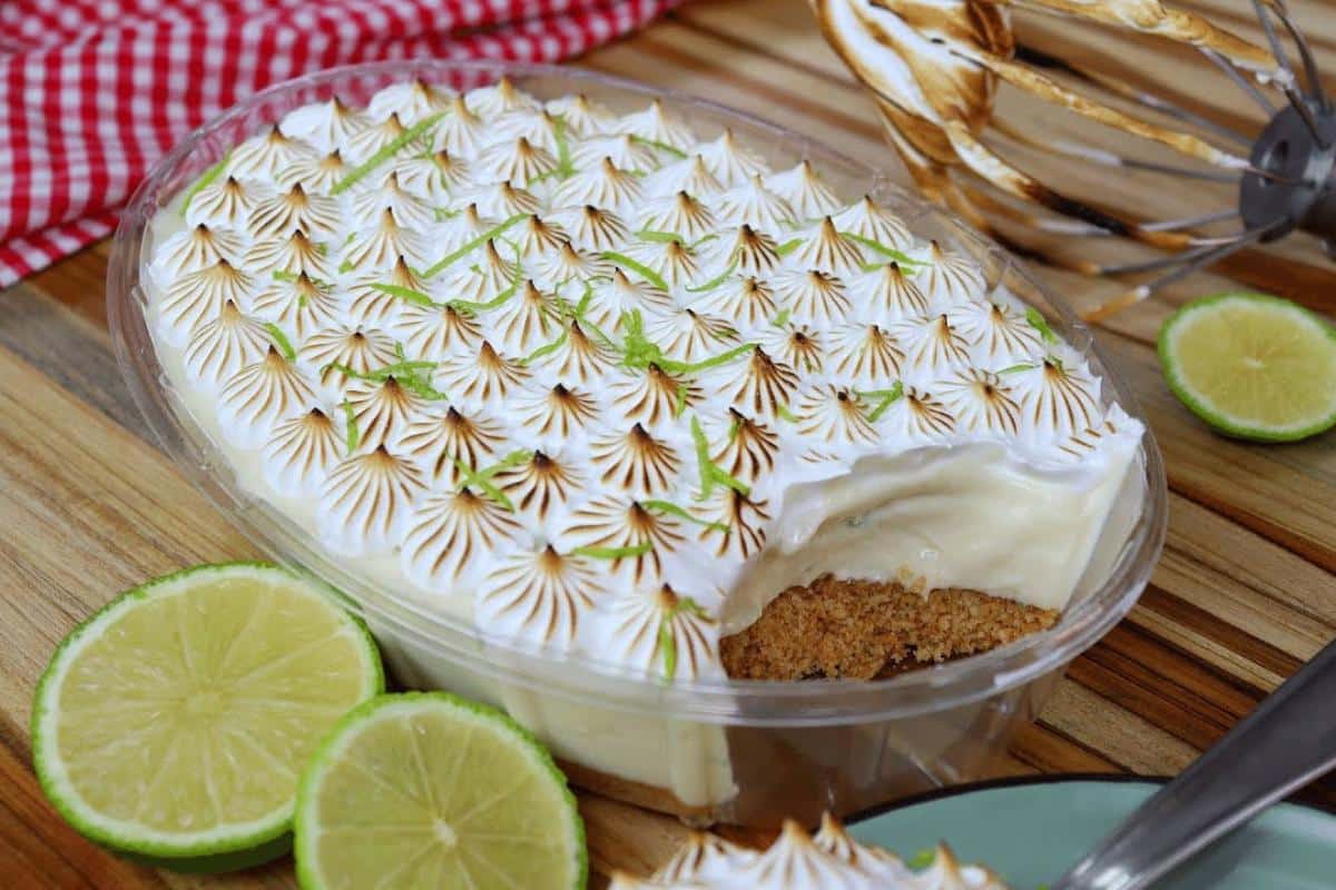 Torta de limão muito cremosa e refrescante para enfeitar sua mesa de dia das mães