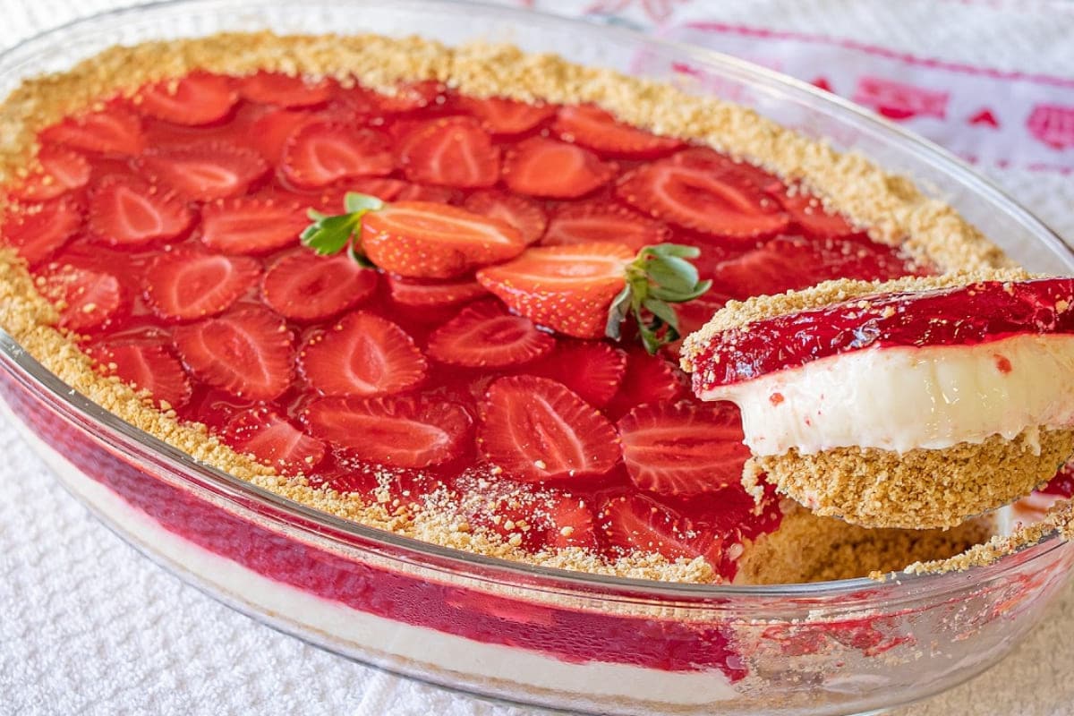 Torta espelhada de morango veja como fazer e se surpreenda com a facilidade de preparar