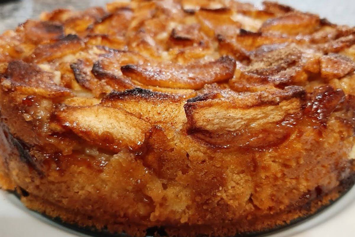 Torta de maçã ou crumble de maçã com caramelo que fica um espetáculo