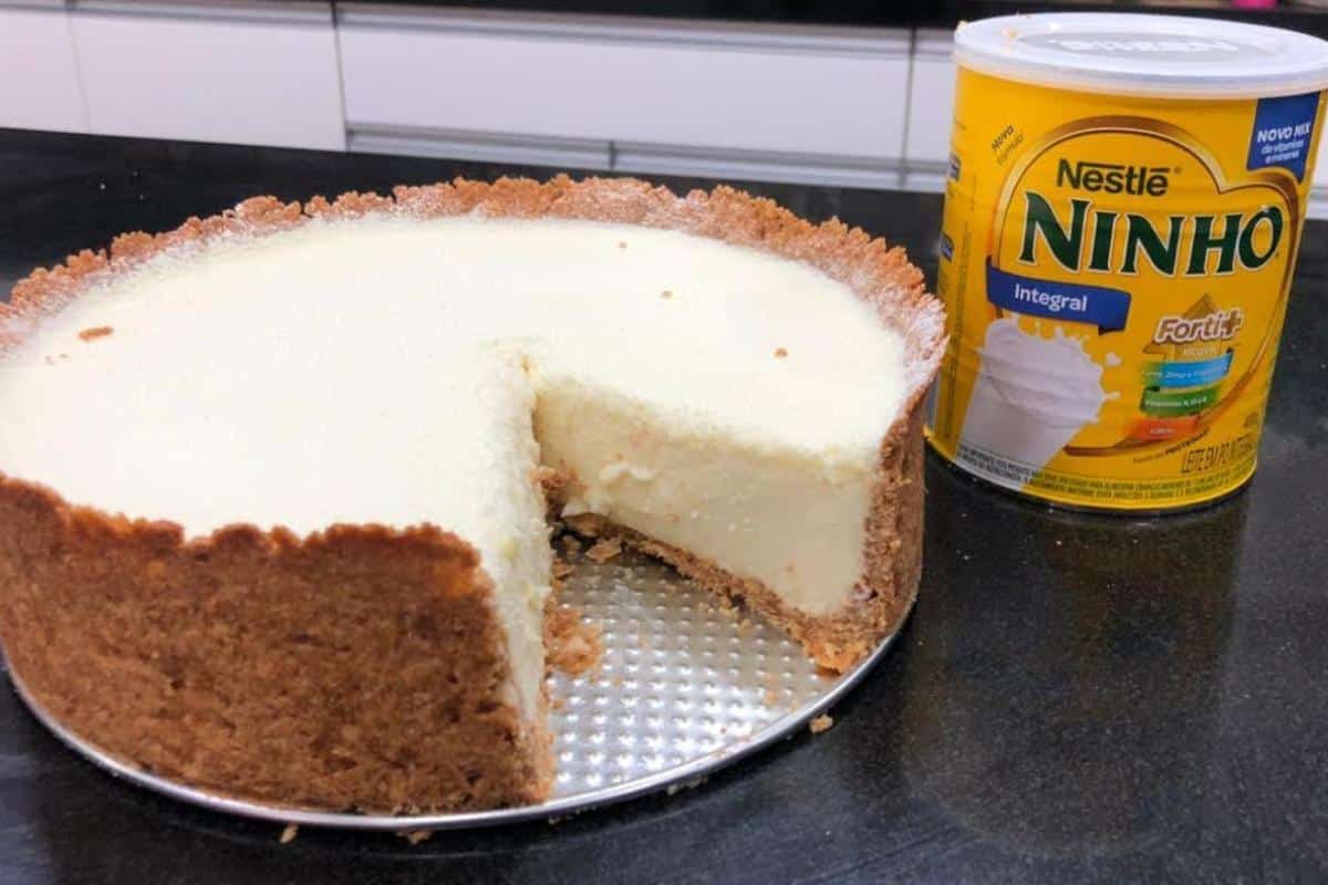 Torta mousse de leite ninho cremosa com massa bem simples de preparar