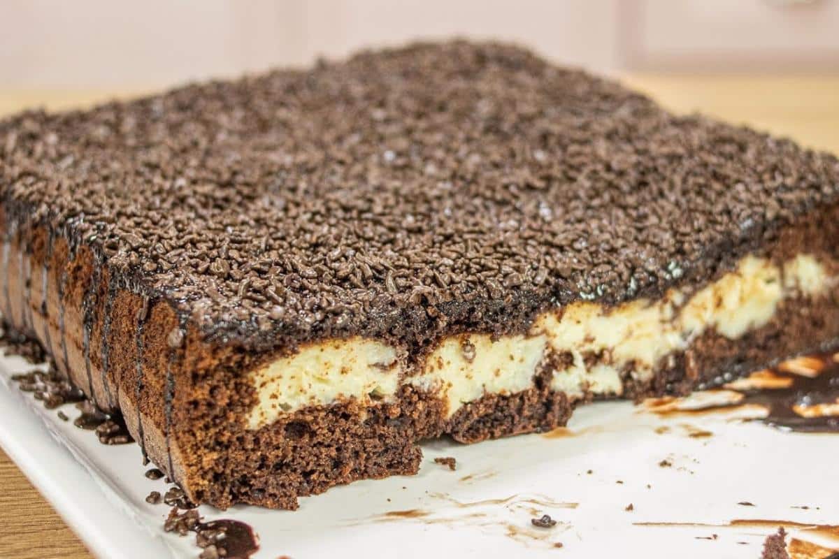 Bolo bomba de chocolate que dá água na boca só de olhar e já sai do forno recheado