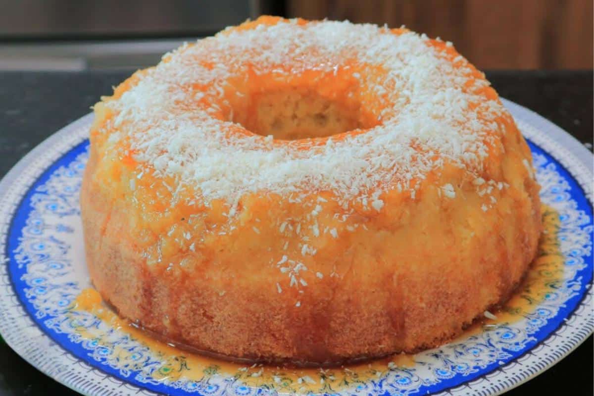 Bolo cocada de festa junina tão gostoso que você vai querer fazer o ano todo