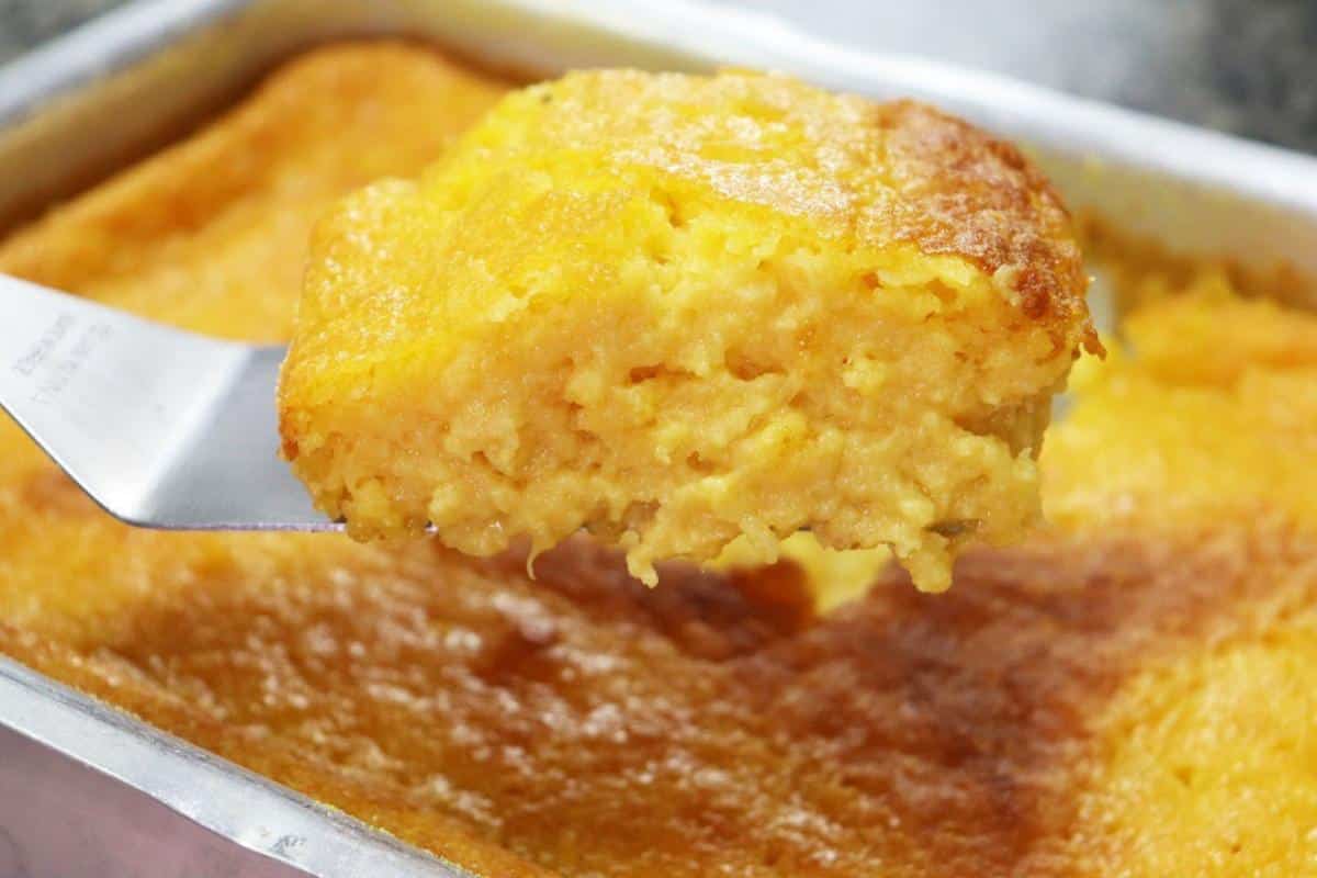 Bolo cremoso de milho de fazenda delicioso para servir no arraiá da sua família