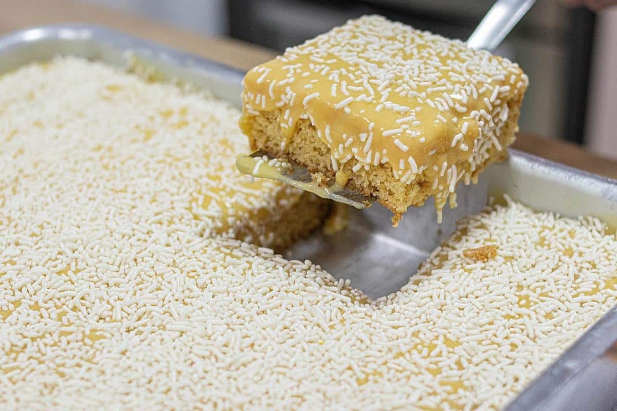 Depois que aprendi essa receita de bolo de achocolatado branco quero fazer toda semana