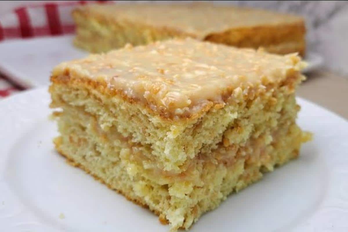 Bolo de amendoim recheado que é o sabor perfeito para sua festa junina