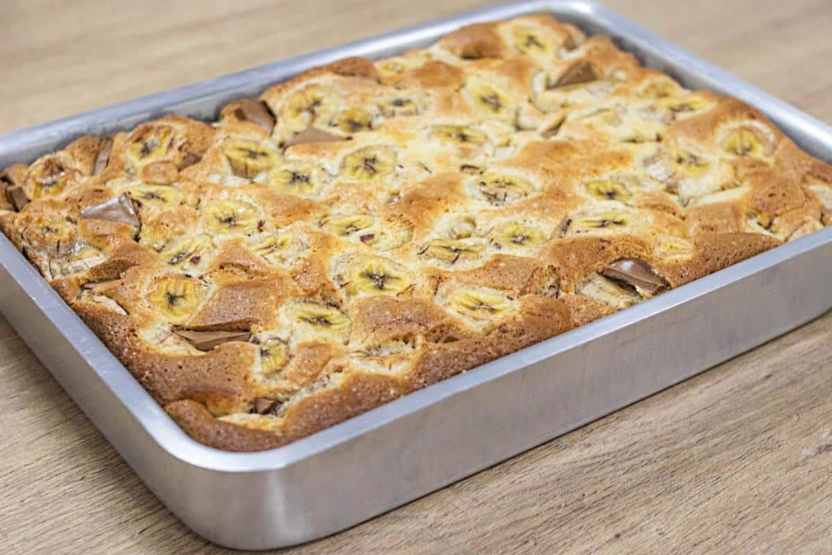 Bolo de banana com chocolate muito saboroso e fofinho para a hora do café