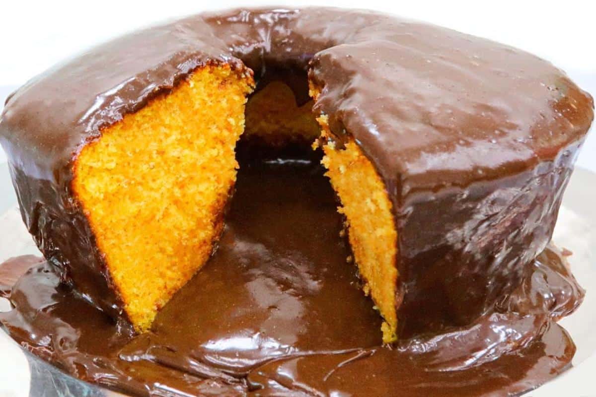 Bolo de cenoura com chocolate que fica impossível comer só um pedaço