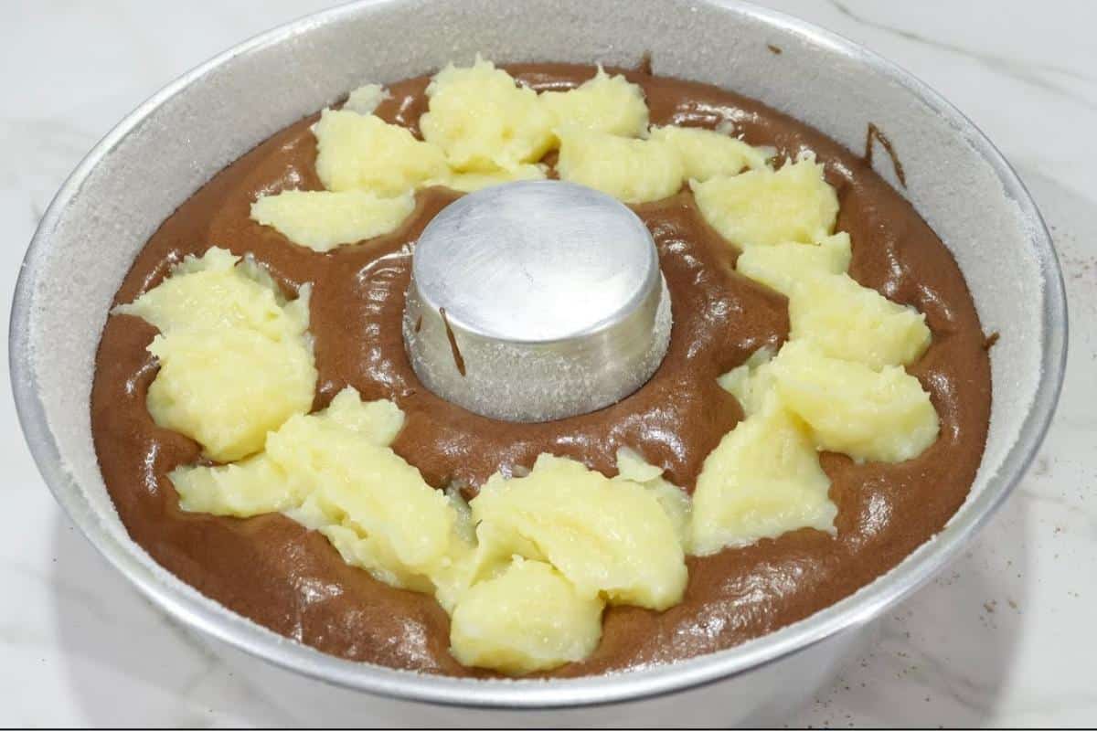 Como fazer bolo de chocolate com recheio para agradar todo mundo no café da tarde