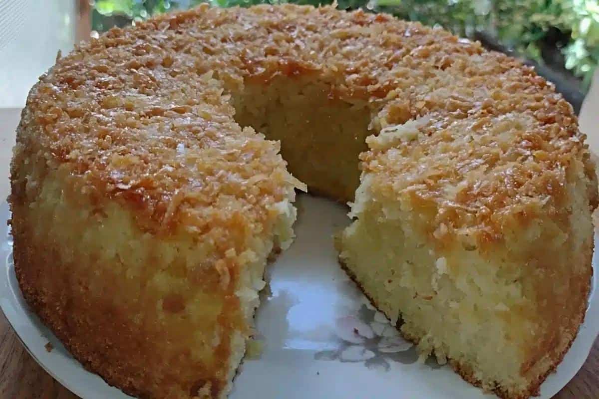 Bolo de coco caramelizado bem molhadinho e macio para o café da tarde