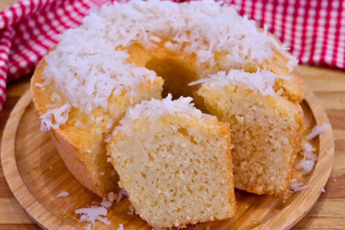 Bolo de coco fofinho e molhadinho que acaba rapidinho quando faço aqui em casa