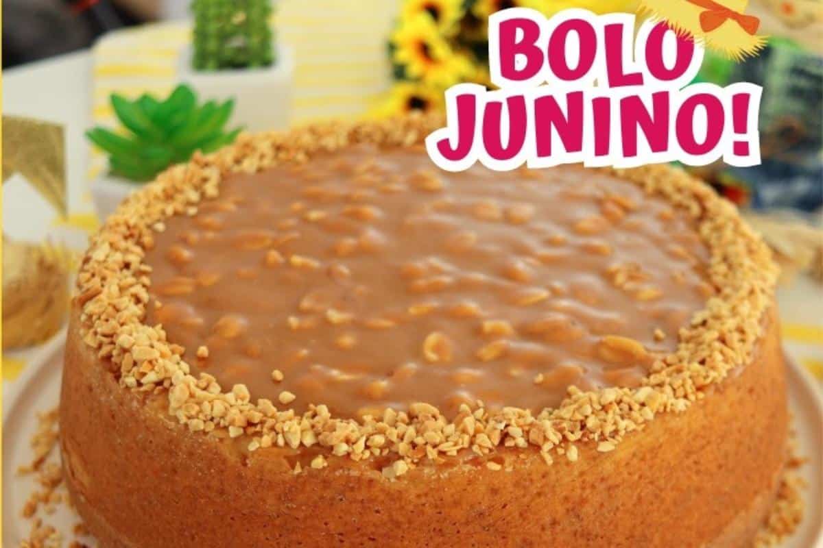 Bolo de fubá com cobertura cremosa de amendoim que fica simplesmente incrível
