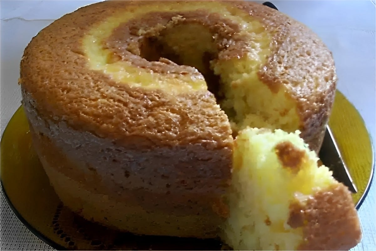 Bolo de fubá com laranja de liquidificador muito fofinho e fácil de fazer é só bater os ingredientes e assar