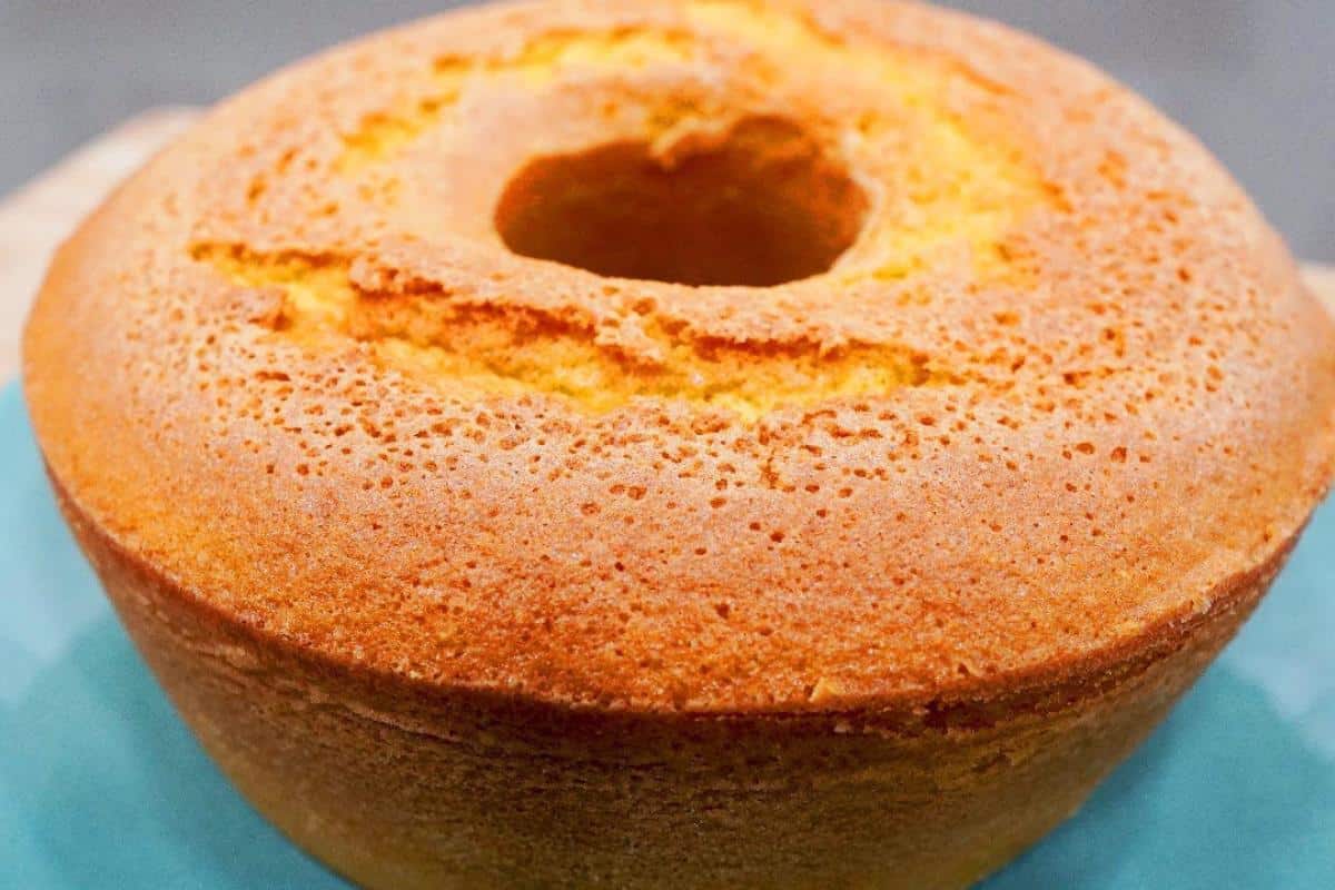Receita de bolo de fubá fofinho para comer no lanche da tarde com café coado na hora