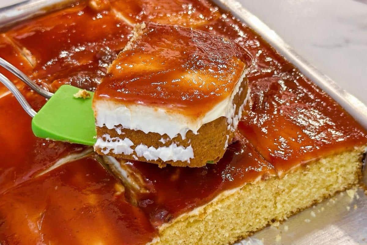 Receita de bolo de fubá fofinho com uma coberturinha sensacional