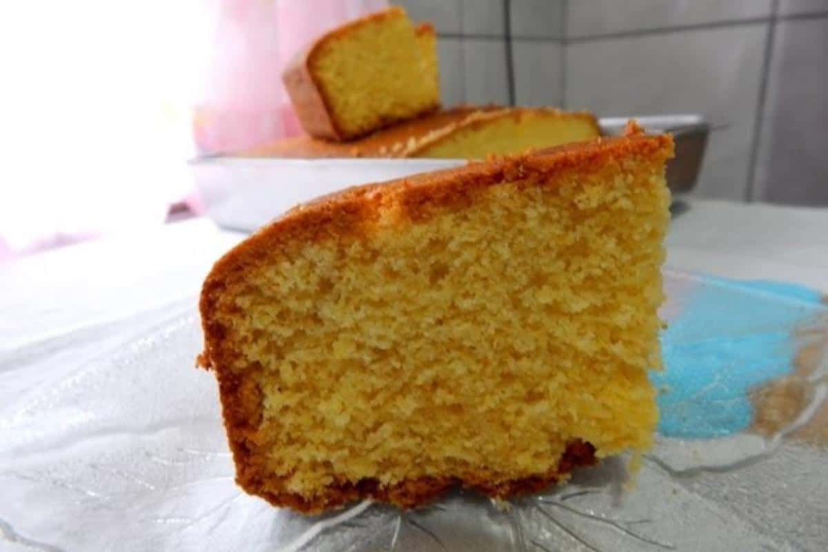 Como fazer bolo de fubá simples e fofinho para acompanhar o cafezinho no lanche da tarde