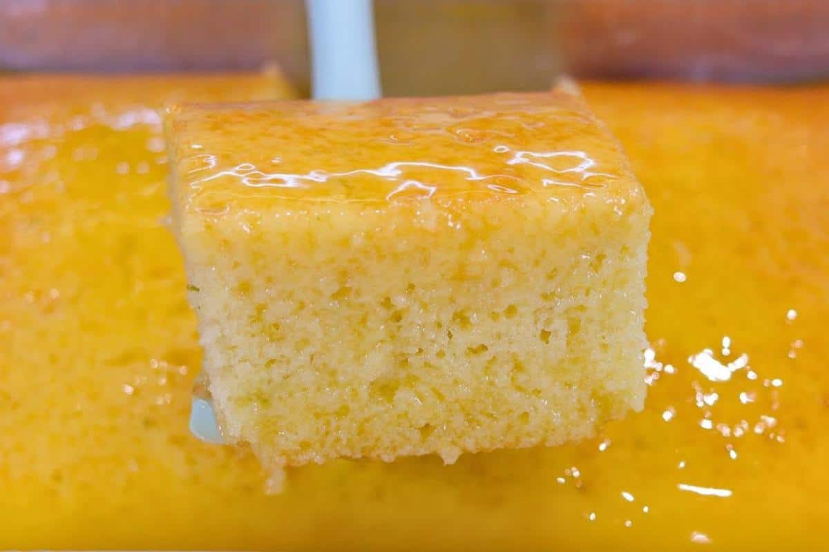 Bolo de laranja com calda que deixará seu lanche da tarde simplesmente incrível