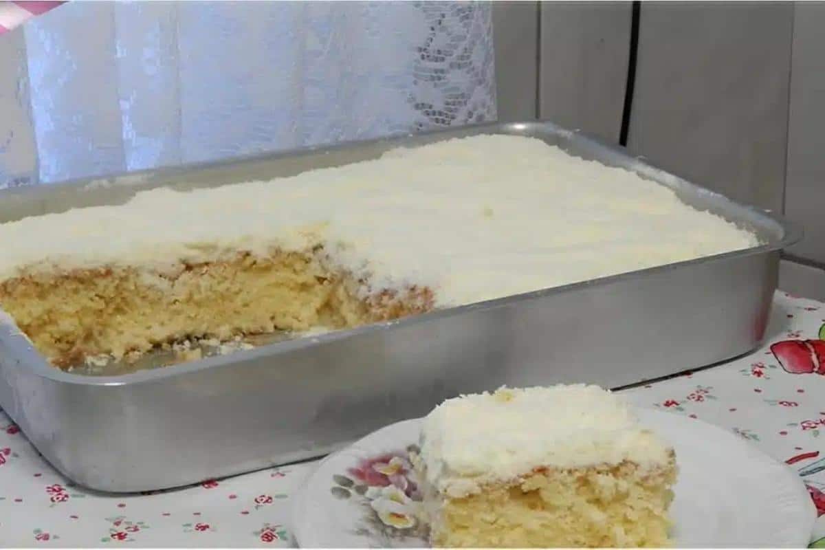 Bolo de leite ninho molhadinho na assadeira grande fica totalmente irresistível