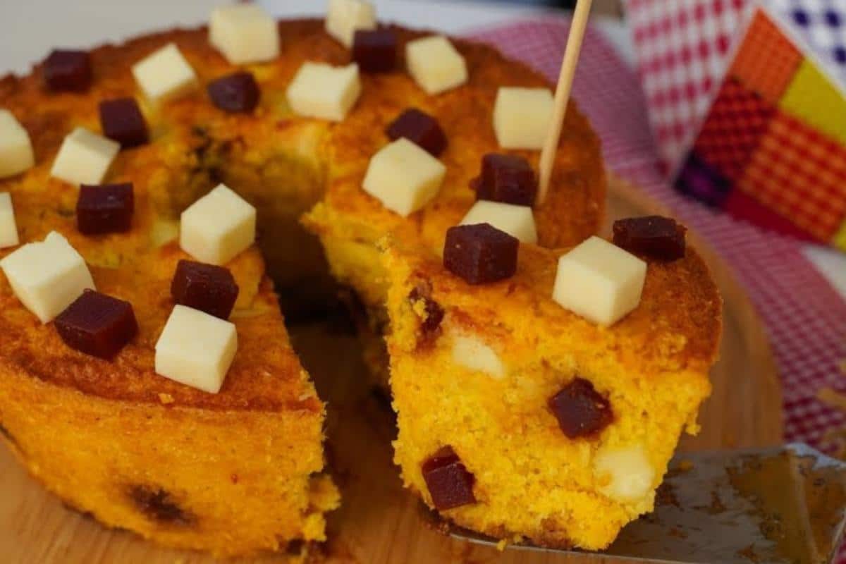 Bolo de milho com queijo e goiabada para fazer no sucesso no arraiá