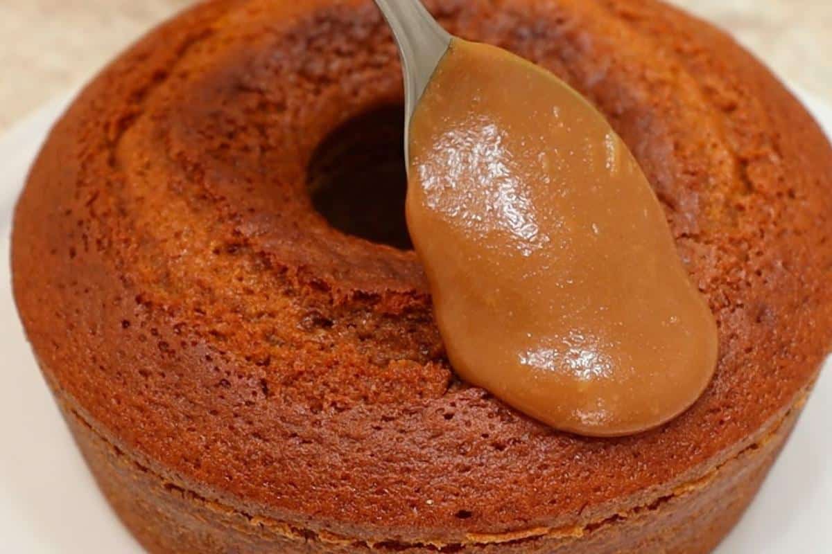 Descobri como fazer bolo dourado delicioso e fofinho para o café da tarde