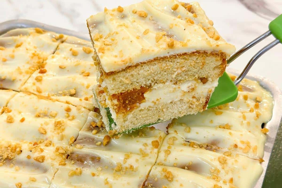 Bolo gelado cremoso que já sai do forno recheado com sabor de festa junina