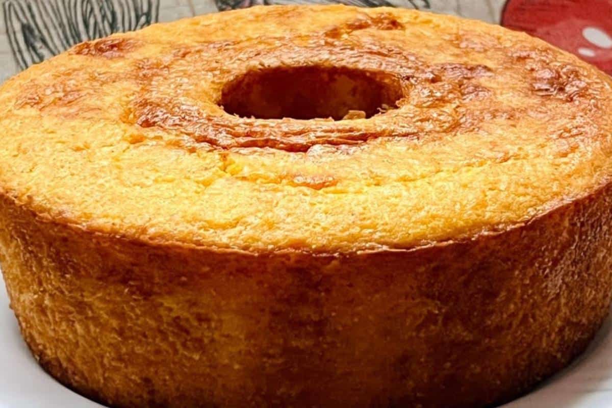 Bolo grande cremoso que não precisa de farinha de trigo para o café da tarde