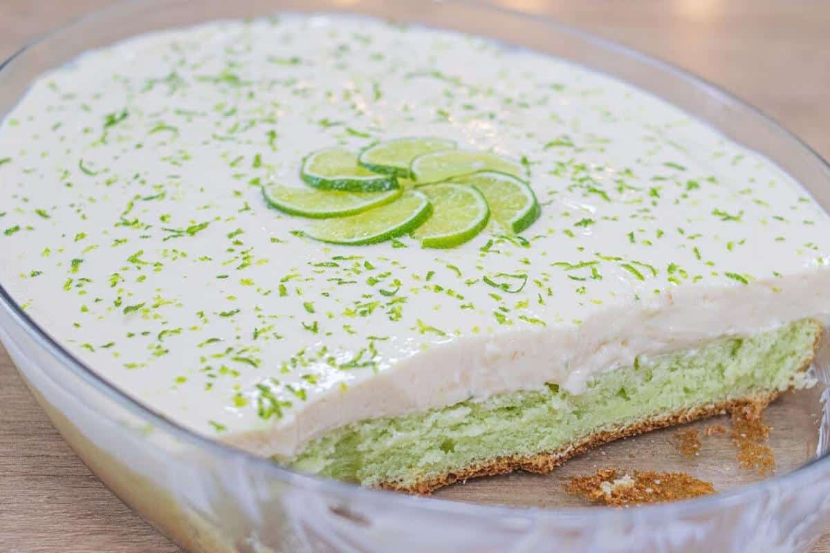 Bolo mousse de limão para comer geladinho como sobremesa ou lanche da tarde