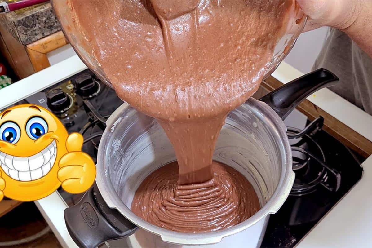 Bolo na panela de pressão fofinho e macio que não demora para ficar pronto