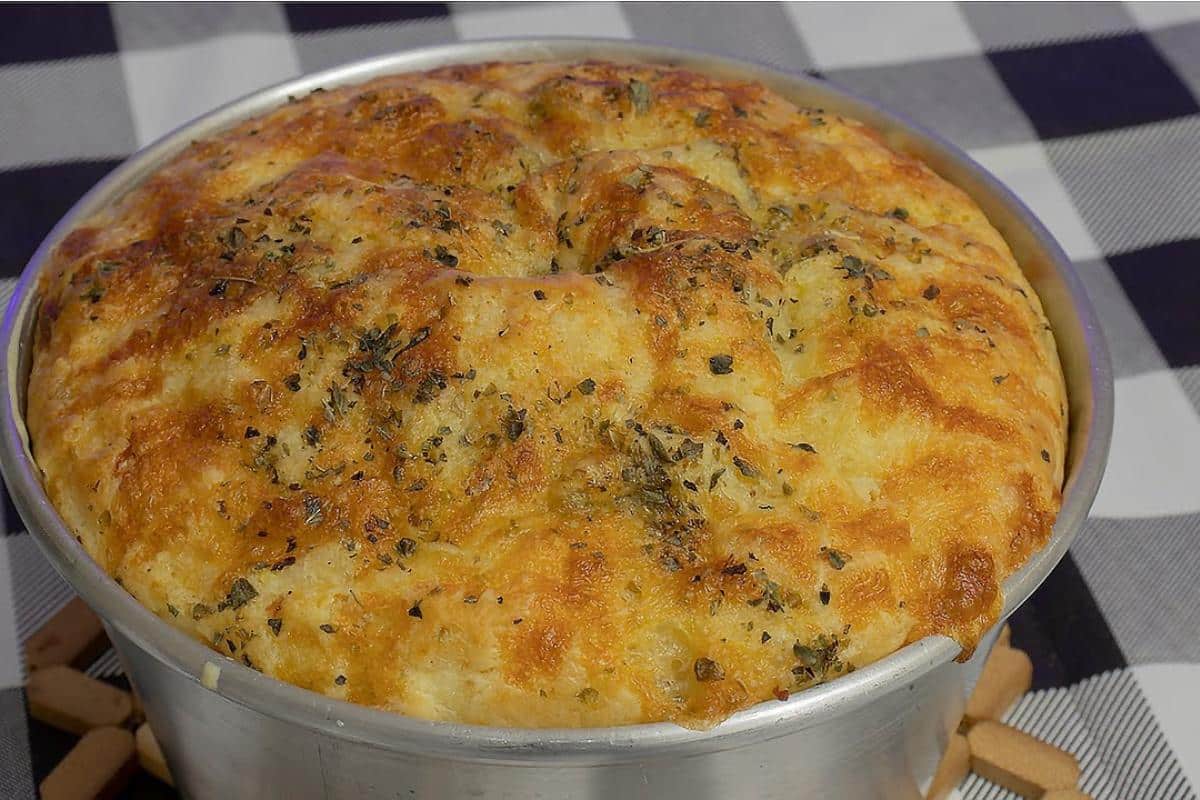 Bolo salgado e saboroso para servir no lanche da tarde ou jantar
