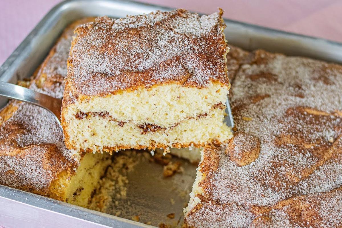 Bolo simples de trigo que já sai do forno recheado e fica maravilhoso