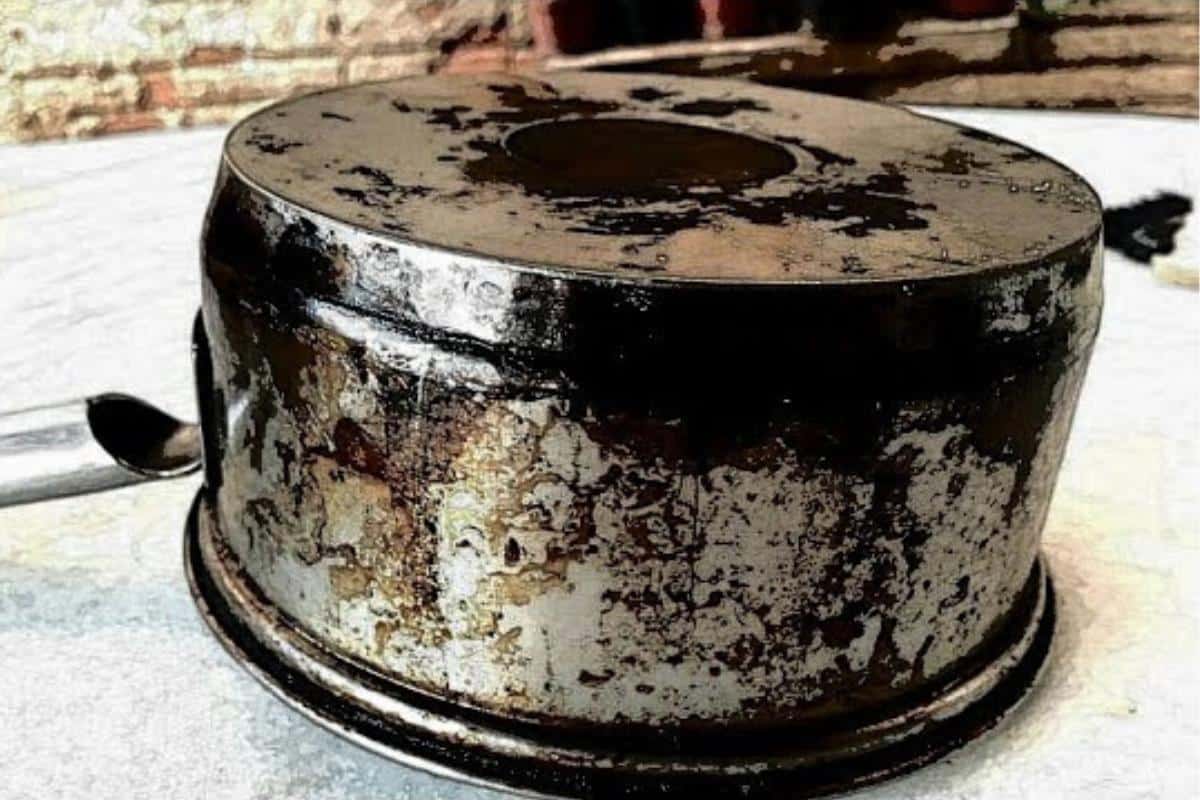 Como limpar panela manchada de queimado sem ficar esfregando na pia