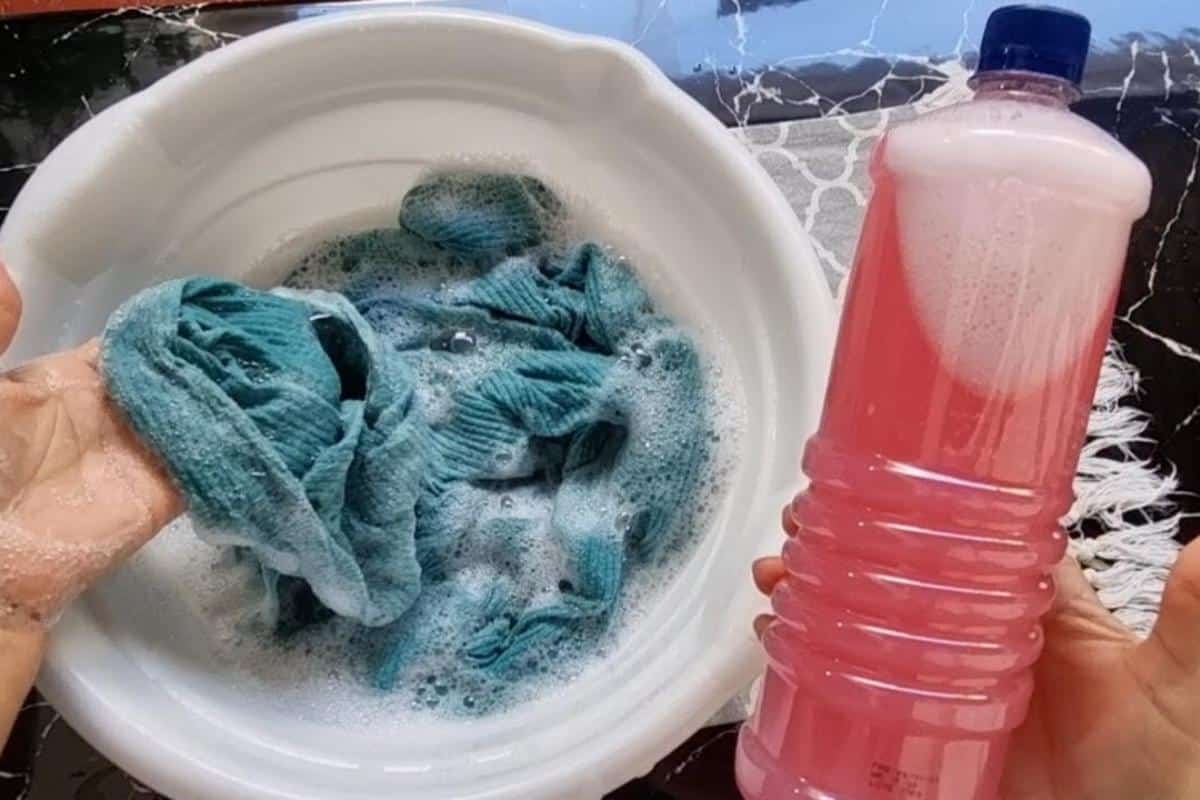 Como remover mancha de roupa de um jeito fácil e sem esforço esfregando