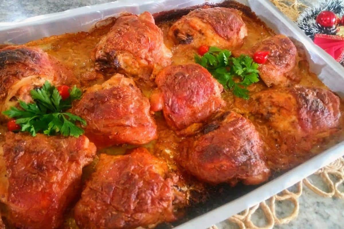 Receita de frango assado de domingo que não seca e fica suculento