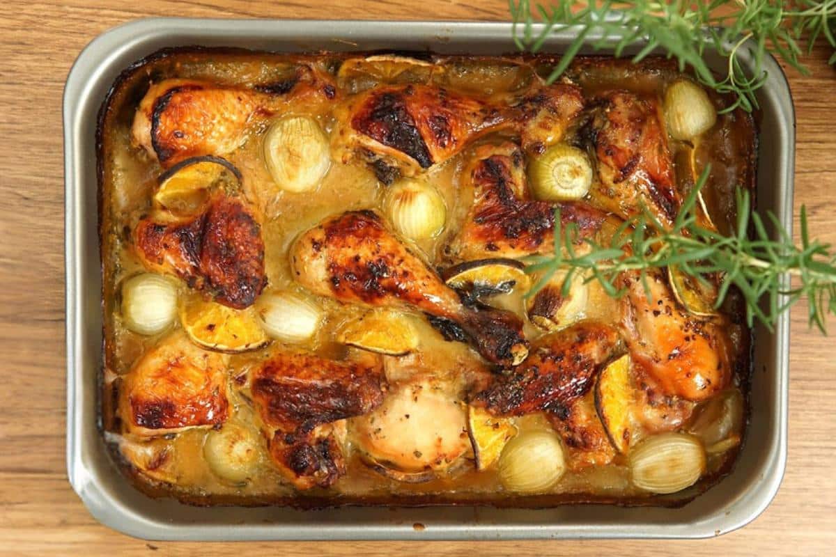 Receita de frango assado com laranja para servir no seu almoço de domingo