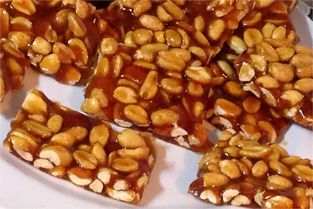 Pé de moleque caseiro tradicional com apenas 2 ingredientes muito fácil de fazer e delicioso