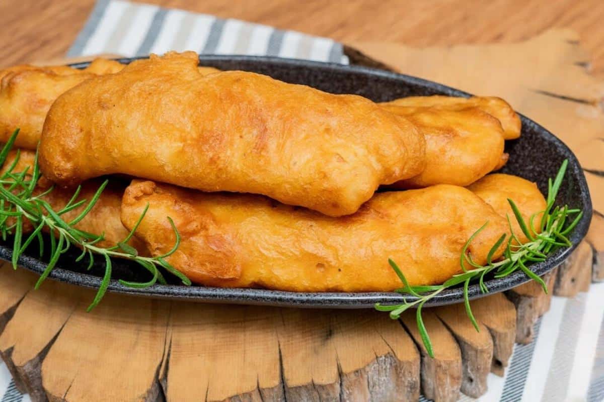 Peixe frito sequinho de restaurante uma delícia para qualquer dia da semana