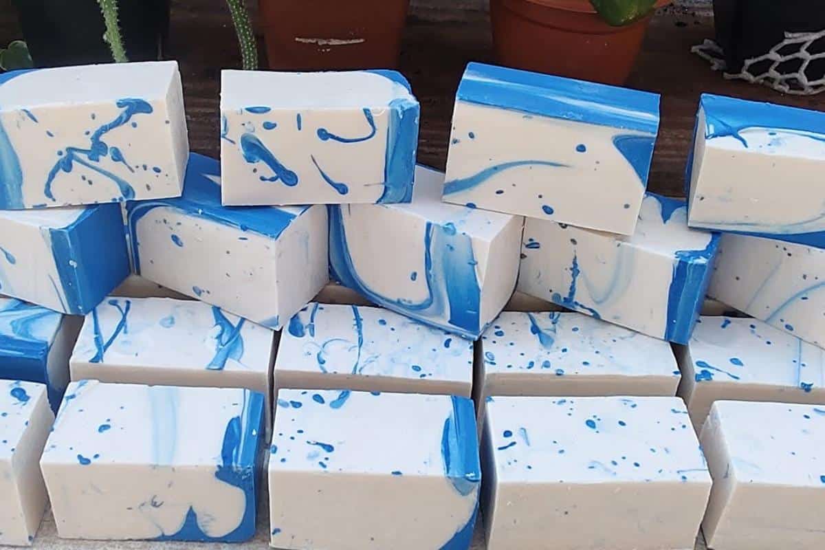 Sabão caseiro surpreendente que rende várias barras e espuma bastante