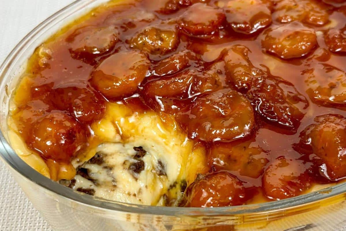 Torta de banana caramelizada por cima e super cremosa por baixo fácil de fazer