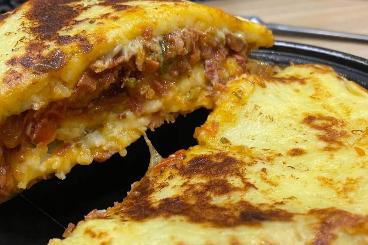 Torta de batata na frigideira que fica pronta em poucos minutos para substituir o jantar