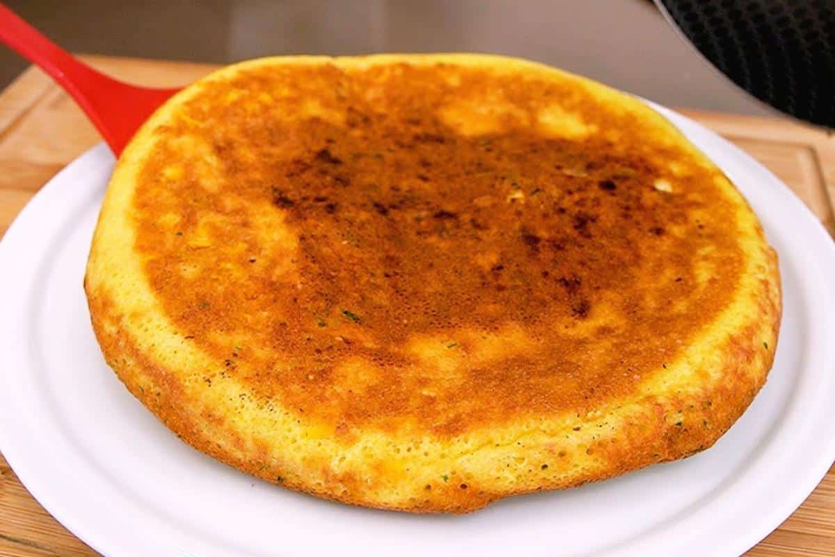 Mudei meu cardápio de café da manhã com essa torta de frigideira sem trigo