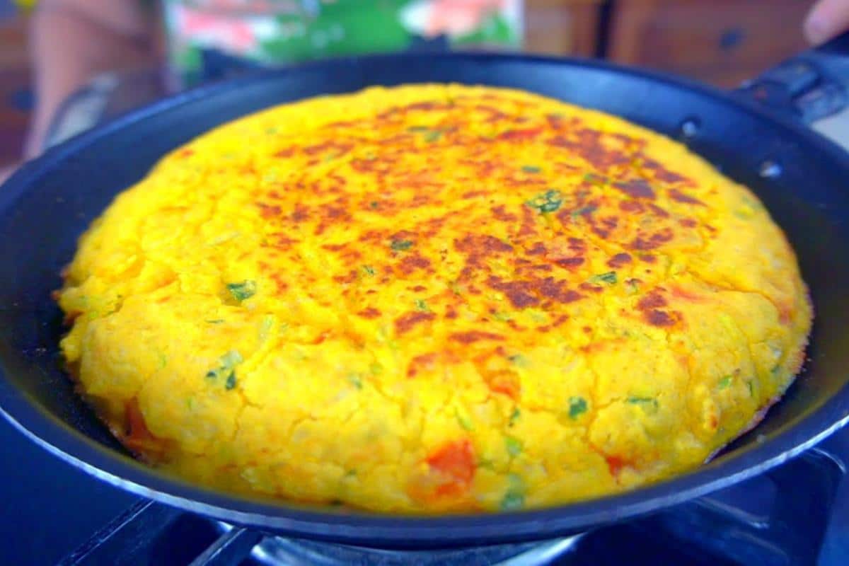 Essa torta de fubá na frigideira saudável salva meu jantar quando estou sem tempo