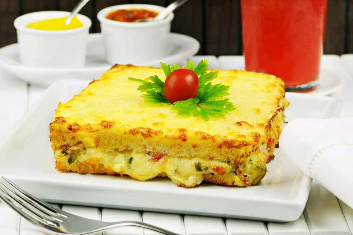 Torta gratinada deliciosa com ingredientes simples que parece torta de cafeteria chique