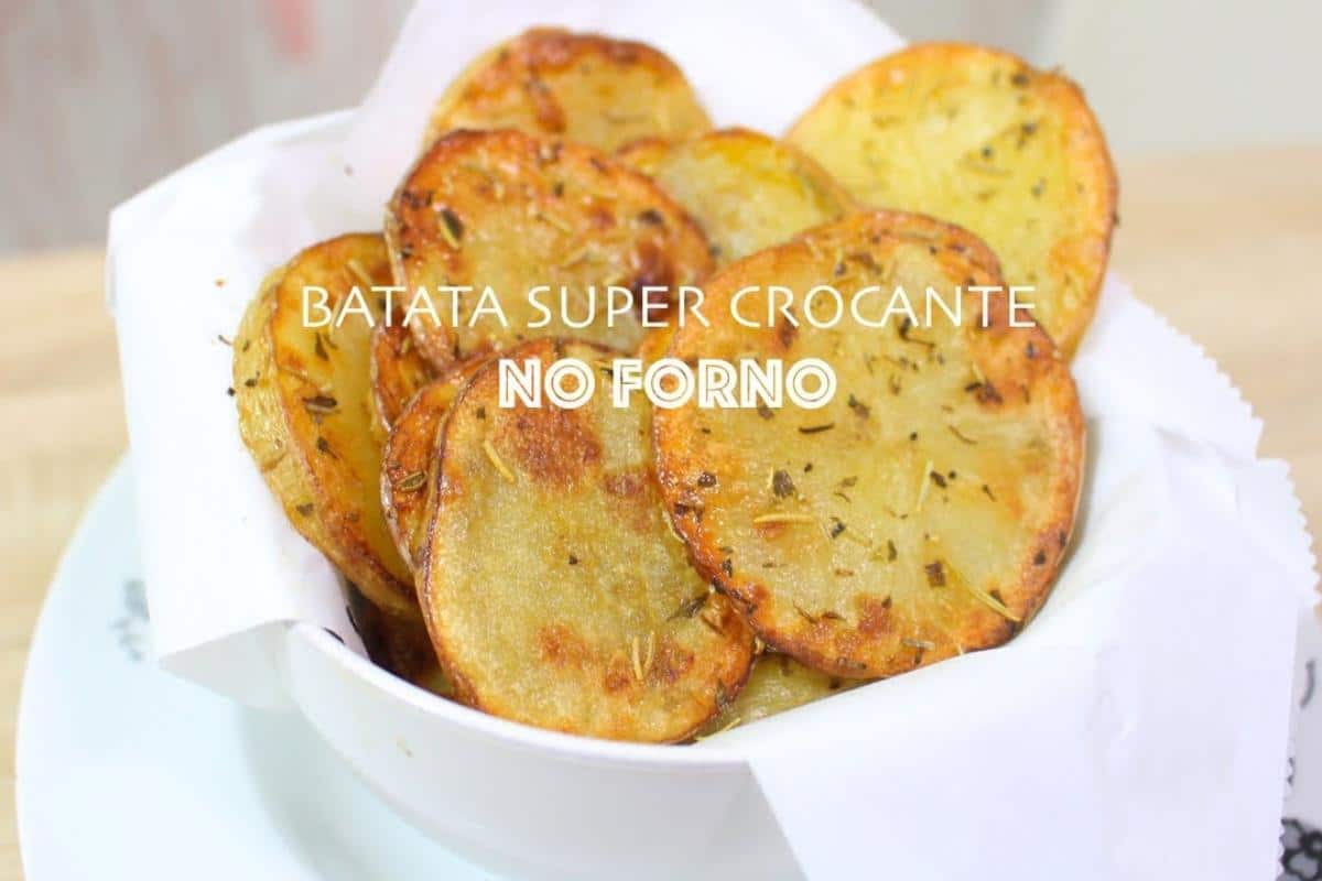 Batata crocante e bem temperadinha para servir como acompanhamento do almoço