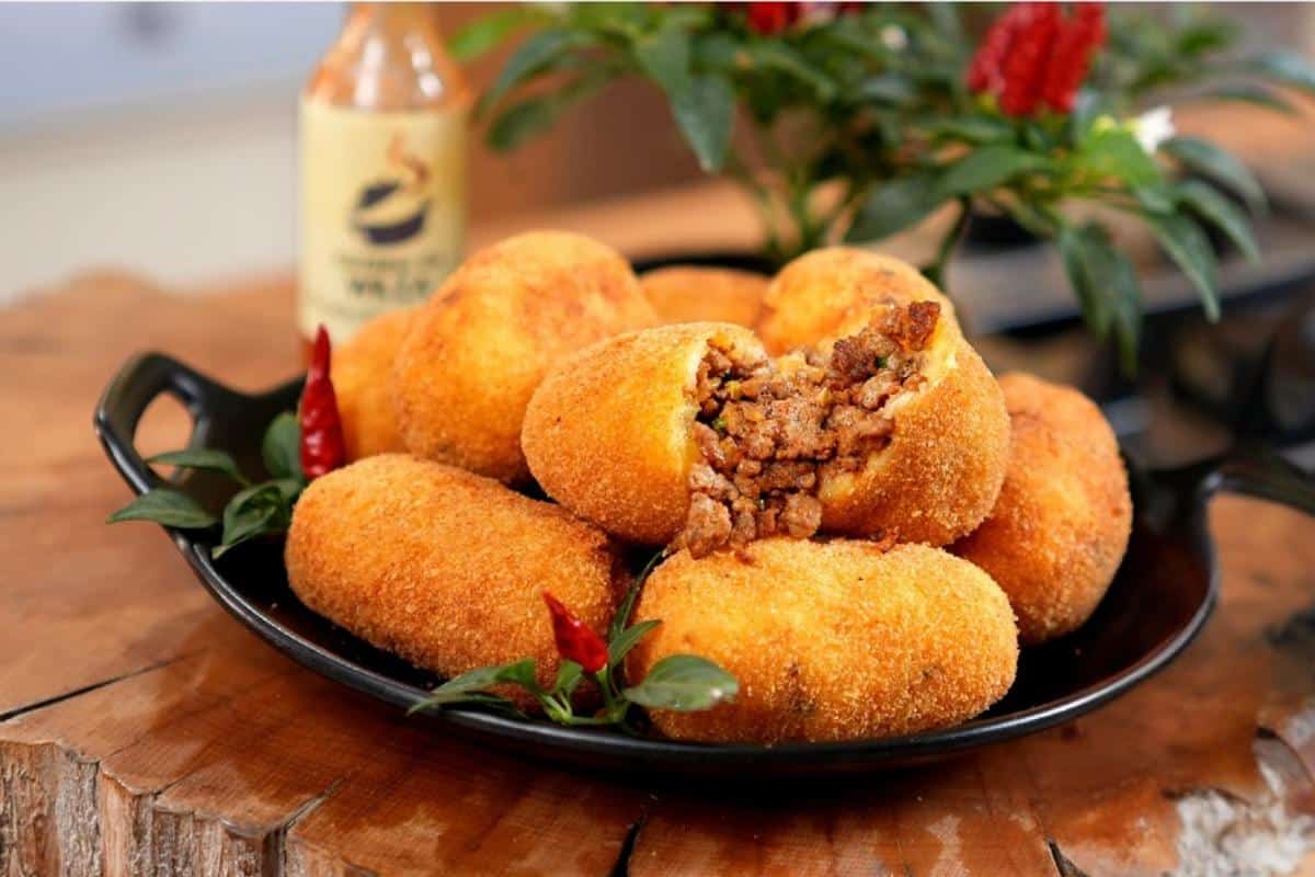 Bolinho de mandioca igual porção de boteco que a massa não encharca de gordura