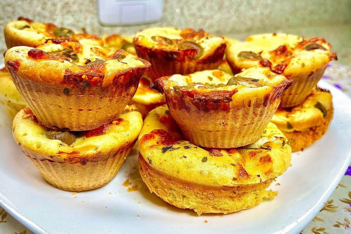Bolinho salgado bem saboroso com uma massa que fica pronta em 3 minutos