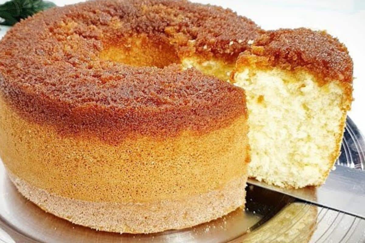 Receita de bolo caçarola mineira com calda de caramelo delicioso para o café da tarde