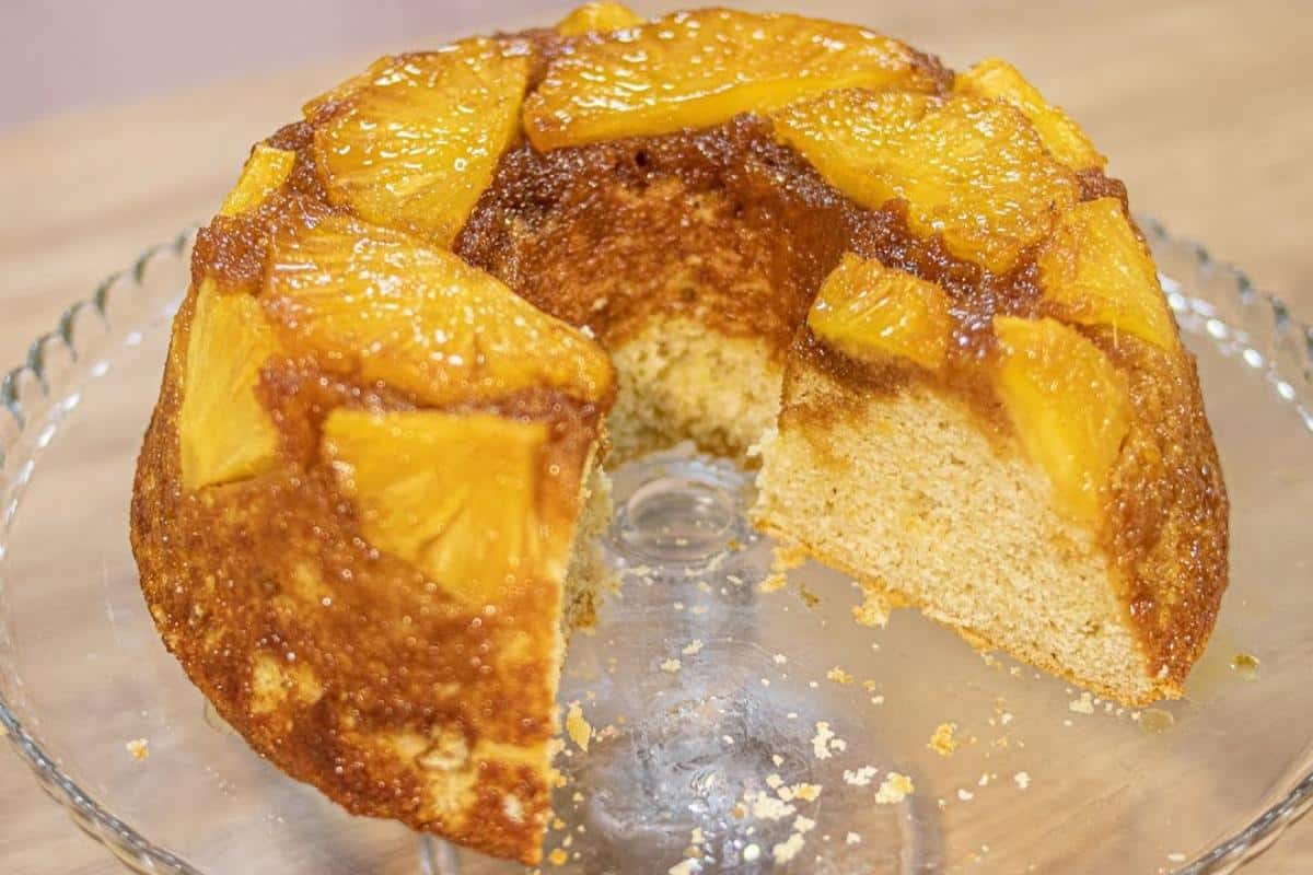 Bolo de abacaxi caramelado que fica irresistível e todo mundo quer mais 1 pedaço