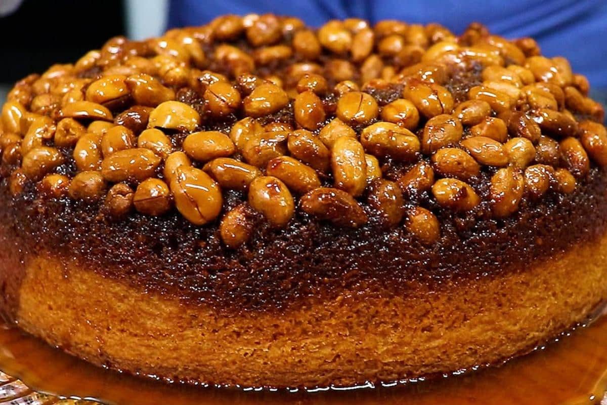 Bolo de amendoim invertido delicioso é diferente de tudo que você já experimentou