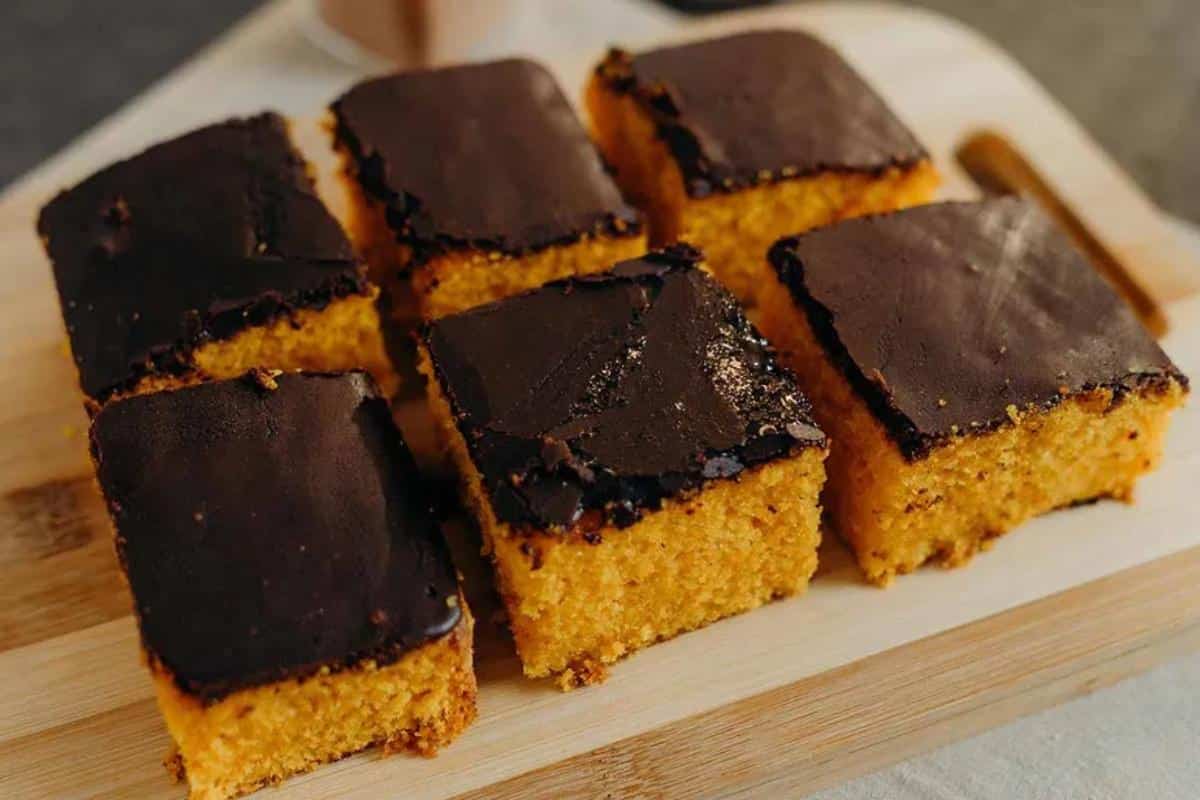 Receita maravilhosa de bolo de cenoura irresistível com casquinha de chocolate